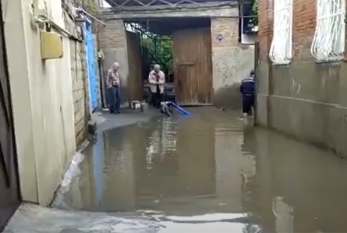 Gəncədə evləri su basdı - Video