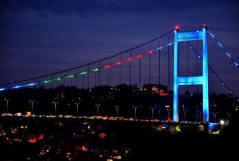 İstanbul körpüləri Azərbaycan bayrağının rənglərinə büründü - FOTO-VİDEO