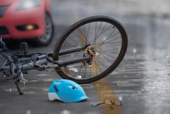 Avtomobil velosipedçini vuraraq öldürdü 