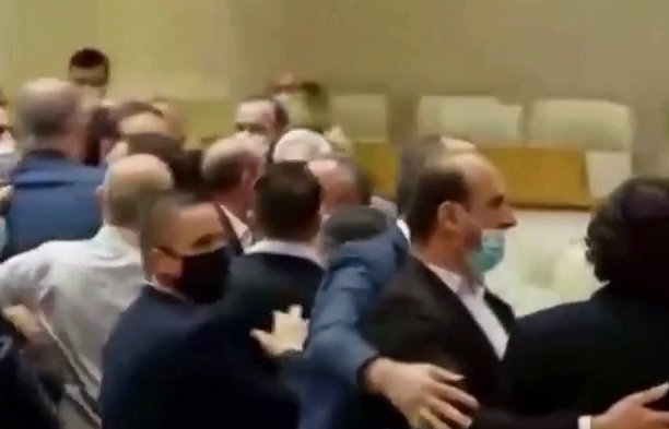 Gürcüstan parlamentində deputatlar əlbəyaxa davaya çıxdılar - VİDEO