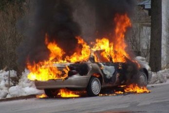 Sumqayıtda minik avtomobili yandı 