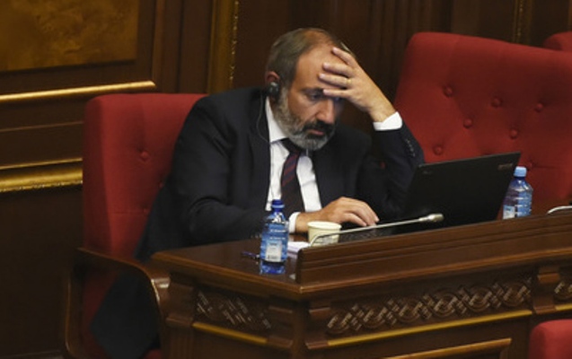 Ermənistan parlamentində növbəti dava - Deputatlar bir-birinə butulka atdı - VİDEO