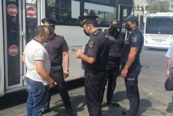 Polis avtobusda maska taxmayanlara qarşı tədbirlər gördü - FOTO