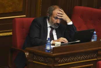 Ermənistan parlamentində növbəti dava - Deputatlar bir-birinə butulka atdı - VİDEO