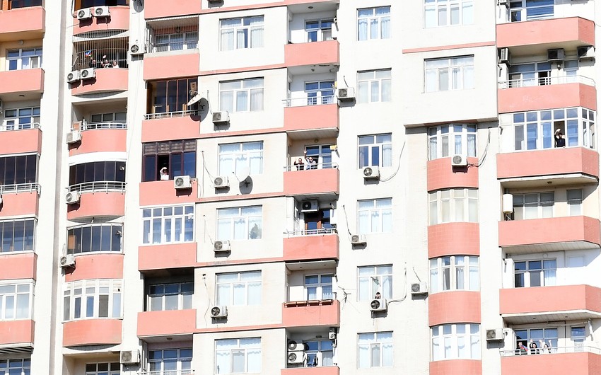 Bakı sakinləri eyvanlarından Prezident və xanımını salamlayıblar - FOTO 