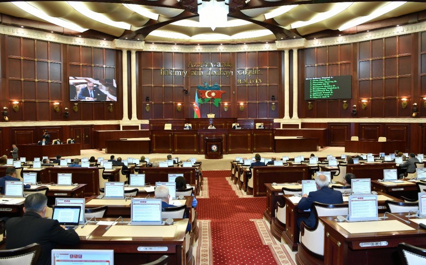 Parlamentdə şəhidlərin xatirəsi bir dəqiqəlik sükutla yad edildi 