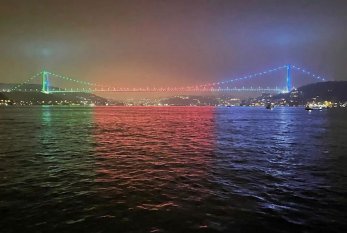 Fatih Sultan Mehmet körpüsü Azərbaycan bayrağı rənglərində - Foto