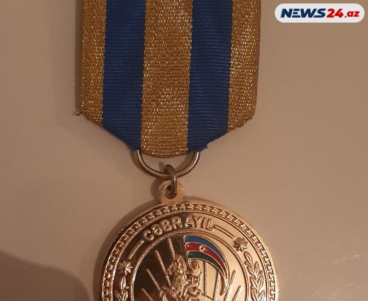 Bakıda qəribə hadisə: Qızın saçına ilişən medalın sahibi axtarılır – FOTO