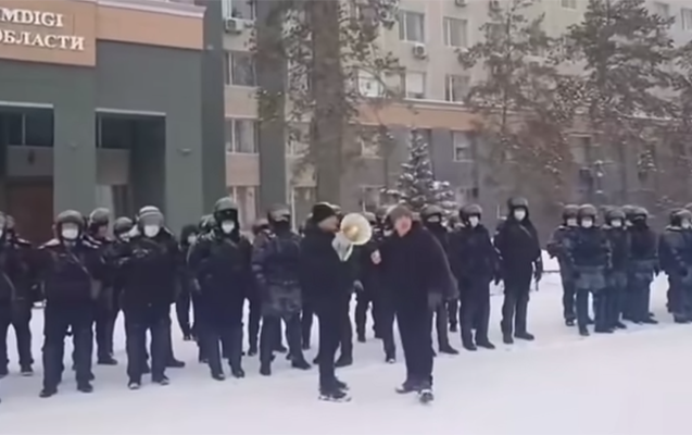Qazaxıstanın bu şəhərində polis etirazçıların tərəfinə keçdi - Video