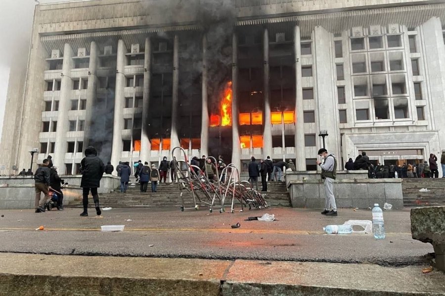 Qazaxıstanda ŞOK HADİSƏ: Prezidentin iqamətgahı yandırıldı - Video