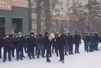 Qazaxıstanın bu şəhərində polis etirazçıların tərəfinə keçdi - Video