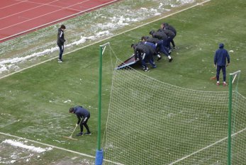 Meydanı qardan Qurban Qurbanov və futbolçular təmizlədilər - FOTO