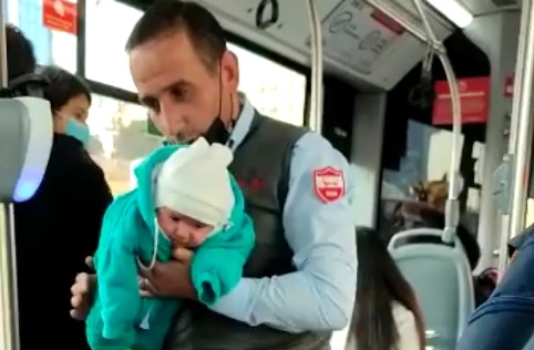 Bakıda sürücü avtobusu saxlayıb ağlayan uşağı sakitləşdirdi - VİDEO
