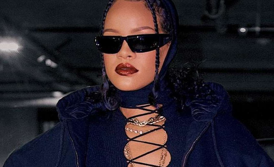 Rihanna tərzi ilə diqqət çəkdi - FOTO