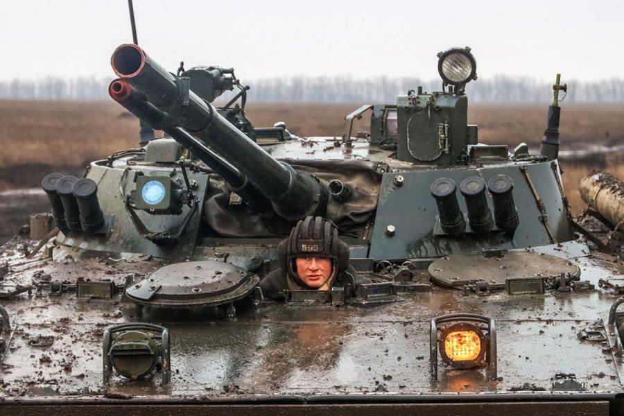 Rusiyaya məxsus tanklar Kiyevə doğru irəliləyir - Körpü partladıldı