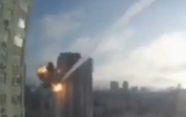 Kiyevdə yaşayış binasının vurulma anı - Video