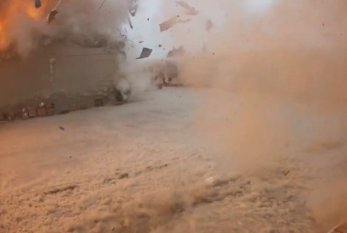 Odessada hərbi anbara raketin düşmə anı - VİDEO