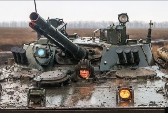 Rusiyaya məxsus tanklar Kiyevə doğru irəliləyir - Körpü partladıldı