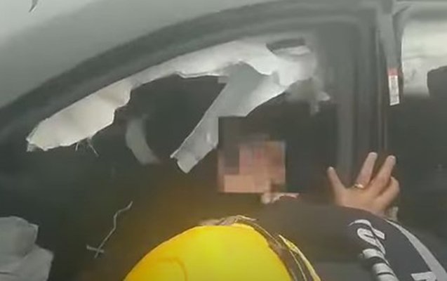“Toyota” ilə “Land Rover” toqquşdu, sürücü belə xilas edildi - Video