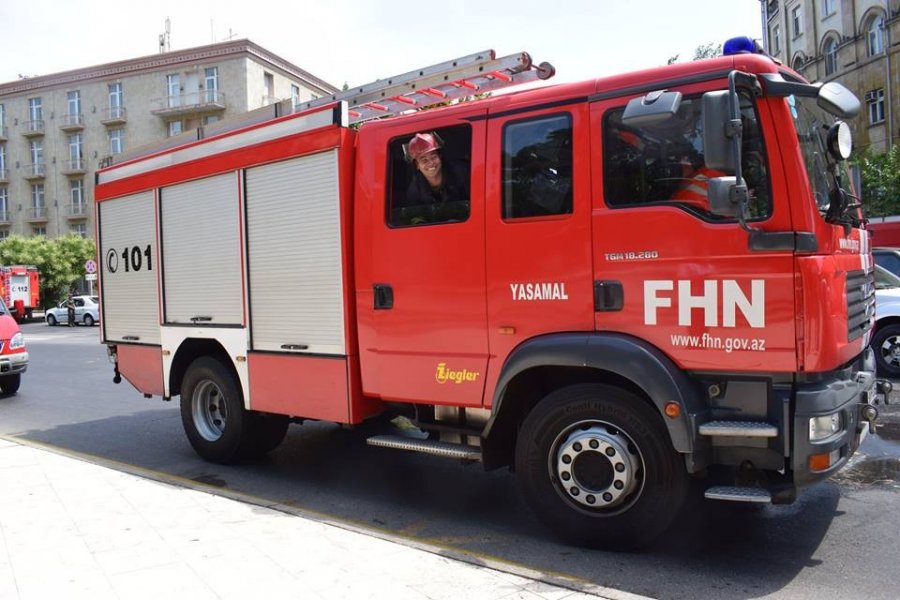 Bakıda mağaza və anbar yanır 