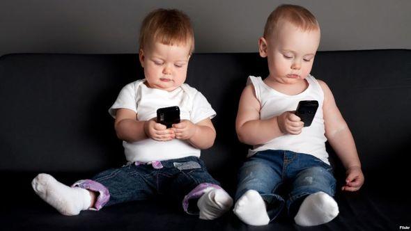 Pediatr: "Telefon uşaqlarda sosiallaşmada və yuxu rejimində problem yaradır" 