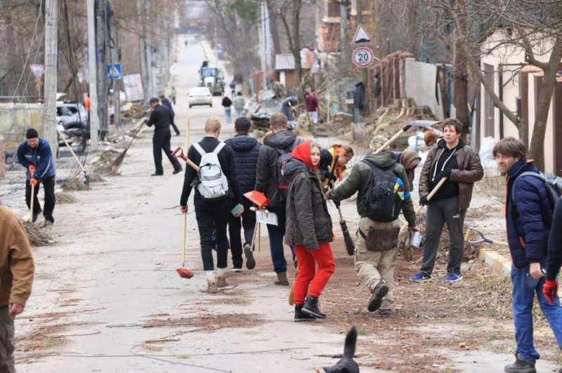 Ukraynanın İrpen şəhəri dağıntılardan təmizlənir - FOTO