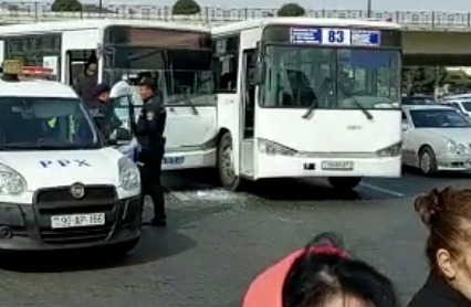 Bakıda DƏHŞƏTLİ QƏZA: 2 avtobus toqquşdu 