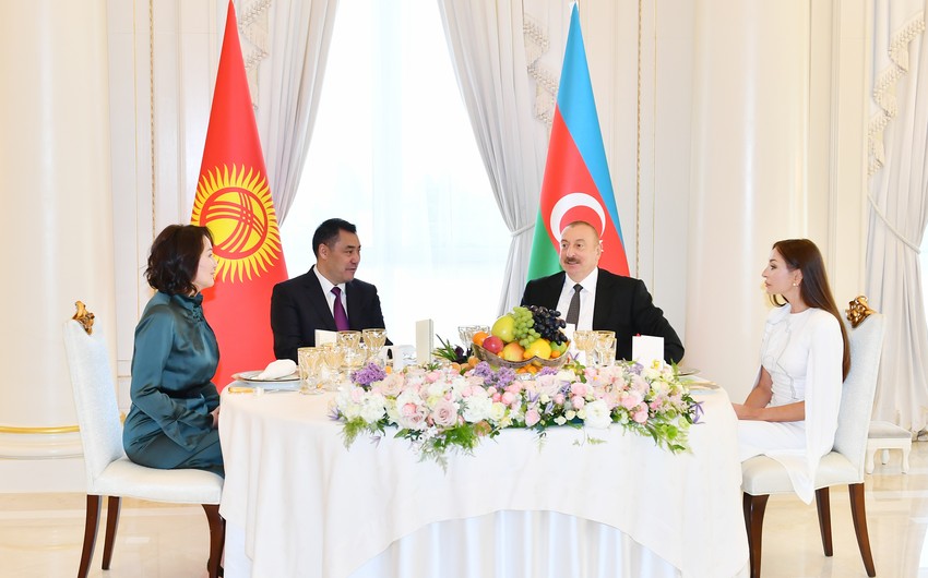 Qırğızıstan Prezidenti və xanımının şərəfinə rəsmi ziyafət verildi 