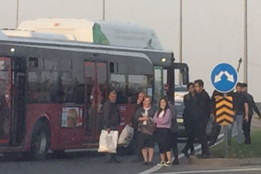 Bakıda avtobusla minik avtomobili toqquşub, yolda böyük tıxac yarandı (FOTO)