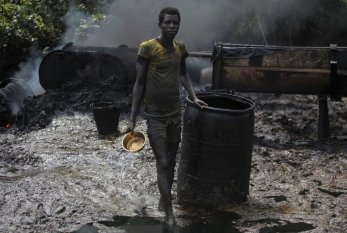 Nigeriyada neft emalı zavodunda partlayış olub, 100-ə yaxın adam öldü 