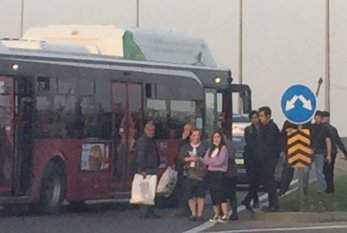 Bakıda avtobusla minik avtomobili toqquşub, yolda böyük tıxac yarandı (FOTO)