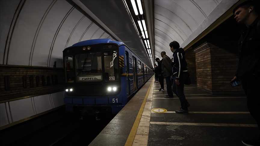 Kiyevdə sığınacaq kimi istifadə edilən metroların fəaliyyəti bərpa olunub 