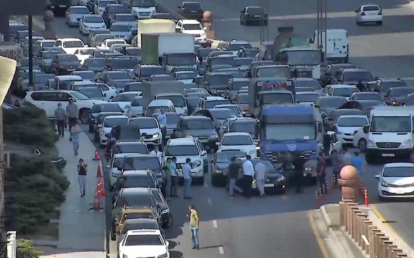 Bakıda qəza körpüdə tıxaca səbəb oldu 