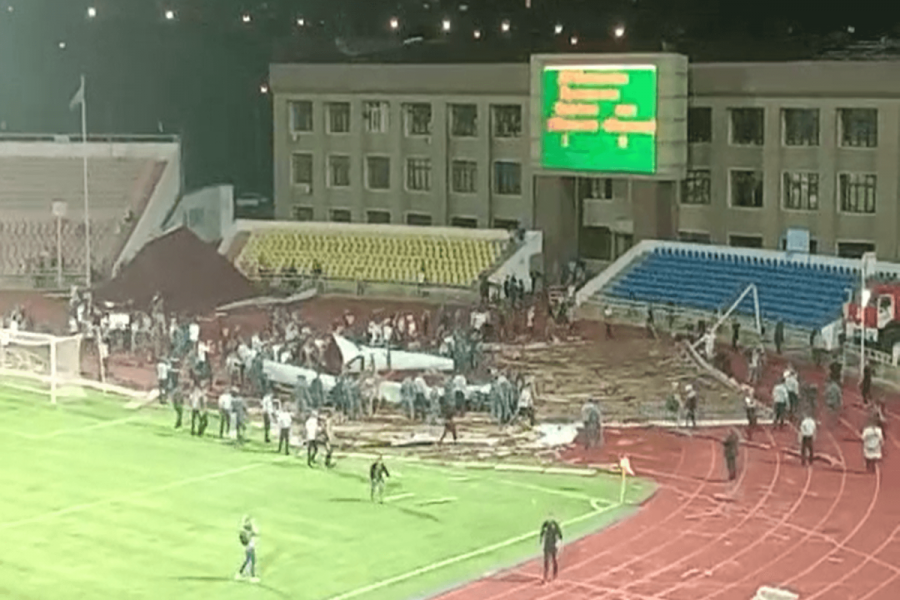 Qazaxıstanda futbol matçı zamanı stadionun damı uçdu 