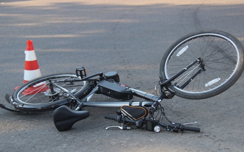 Bakıda avtomobil 18 yaşlı velosipedçini vuraraq ağır xəsarət yetirdi 