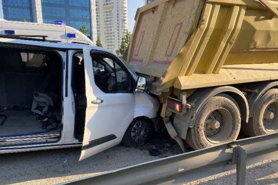 Türkiyədə inşaat işçilərini daşıyan mikroavtobus qəzaya uğradı: 11 nəfər yaralandı