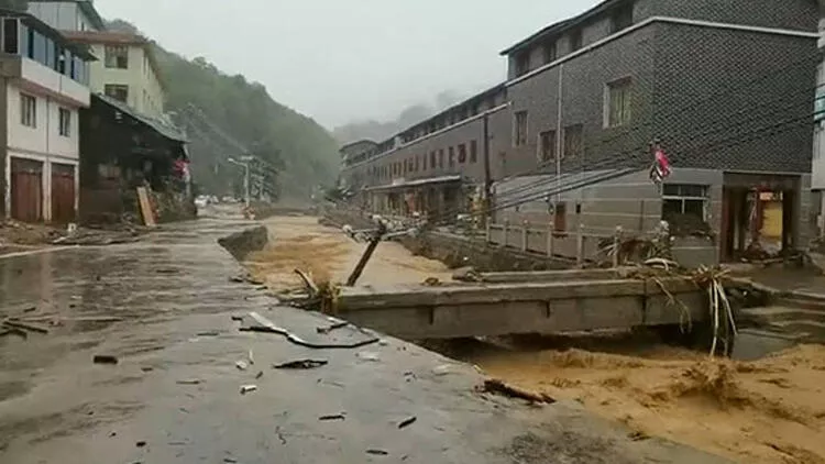 Çində yağan yağış sel və torpaq sürüşməsinə səbəb olub, ÖLƏNLƏR VAR