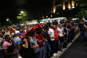 İrəvanda prezidentin qaldığı otel mühasirəyə alındı 