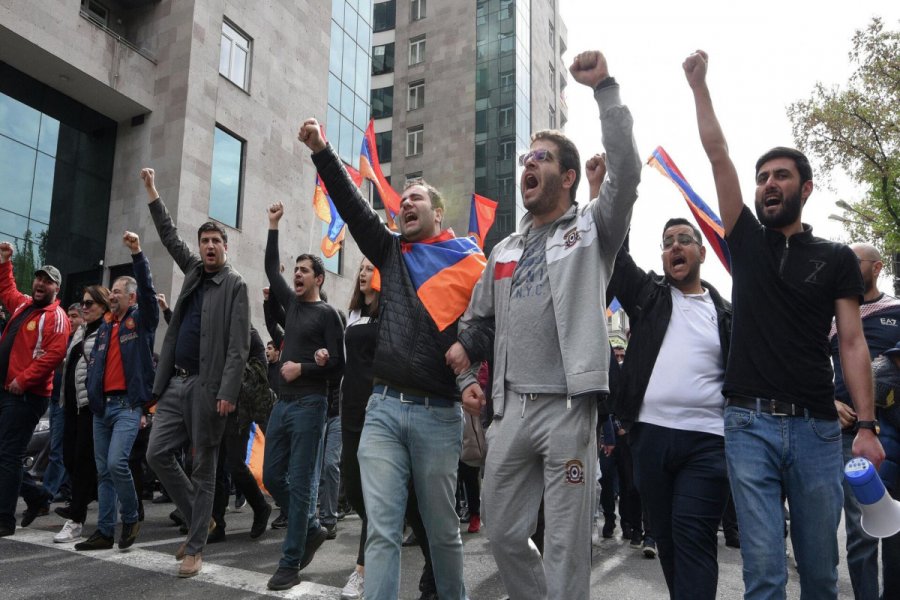 Ermənistan müxalifəti hökümət binasını bloklayıb 