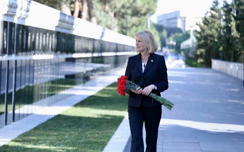 ABŞ dövlət katibinin köməkçisi Şəhidlər Xiyabanını ziyarət etdi 