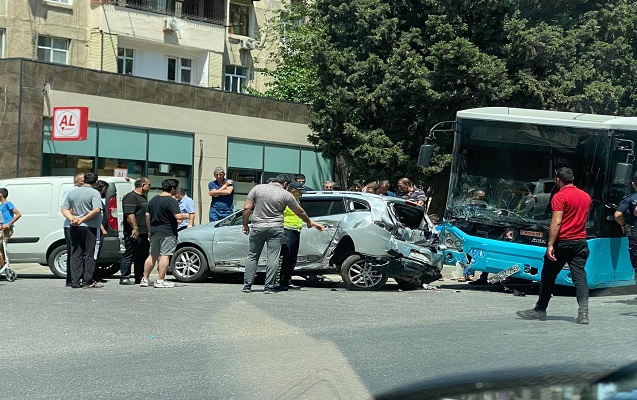 Bakıda avtobus ağır qəza törətdi, yaralılar var - Foto