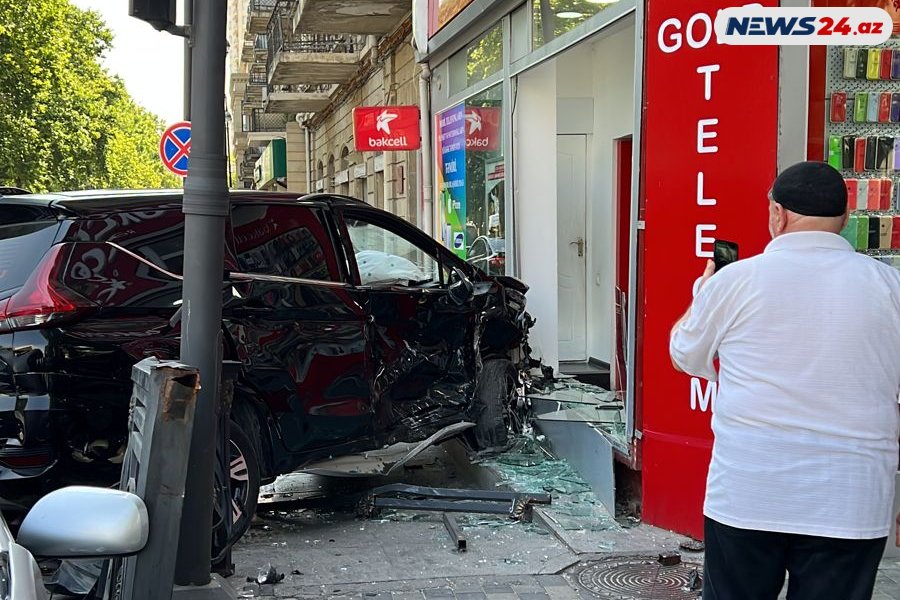 Bakıda ağır YOL QƏZASI: Avtomobil MAĞAZAYA GİRDİ