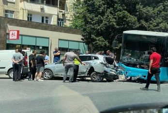 Bakıda avtobus ağır qəza törətdi, yaralılar var - Video