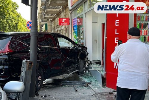 Bakıda ağır YOL QƏZASI: Avtomobil MAĞAZAYA GİRDİ