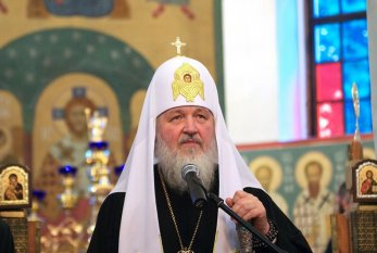 Rusiyanın patriarxı Kirill kilsədə mərasim zamanı yıxıldı 