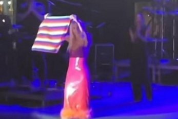 Bu məşhur səhnəyə LGBT bayrağı ilə çıxdı, izləyicilər zalı tərk etdi - VİDEO