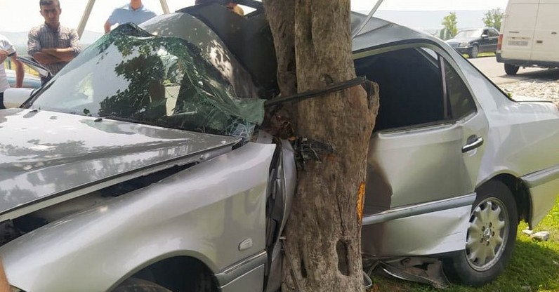Avtomobil ağaca çırpıldı, sərnişin öldü 