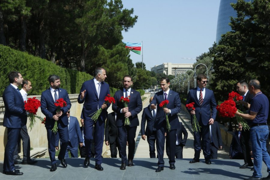 Gürcüstanın Baş prokuroru Fəxri və Şəhidlər xiyabanlarını ziyarət edib - FOTO