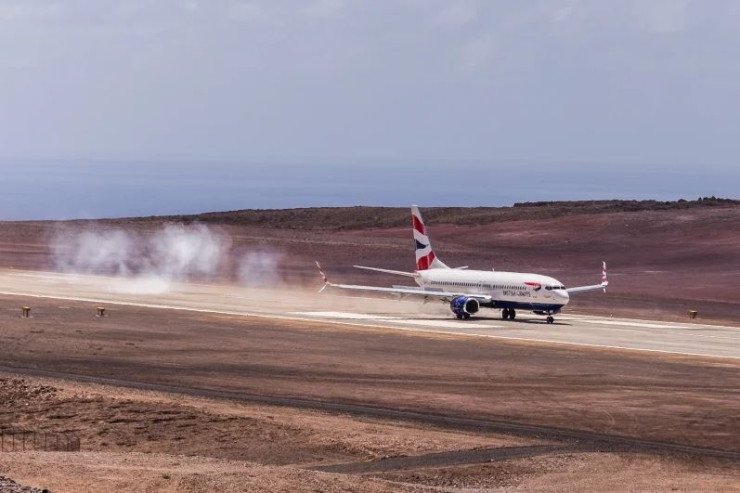 Bu ölkədə anomal isti aeroportda uçuş-enmə zolağını əritdi 