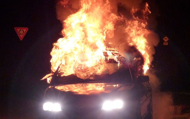 Qobustanda minik avtomobili yandı 